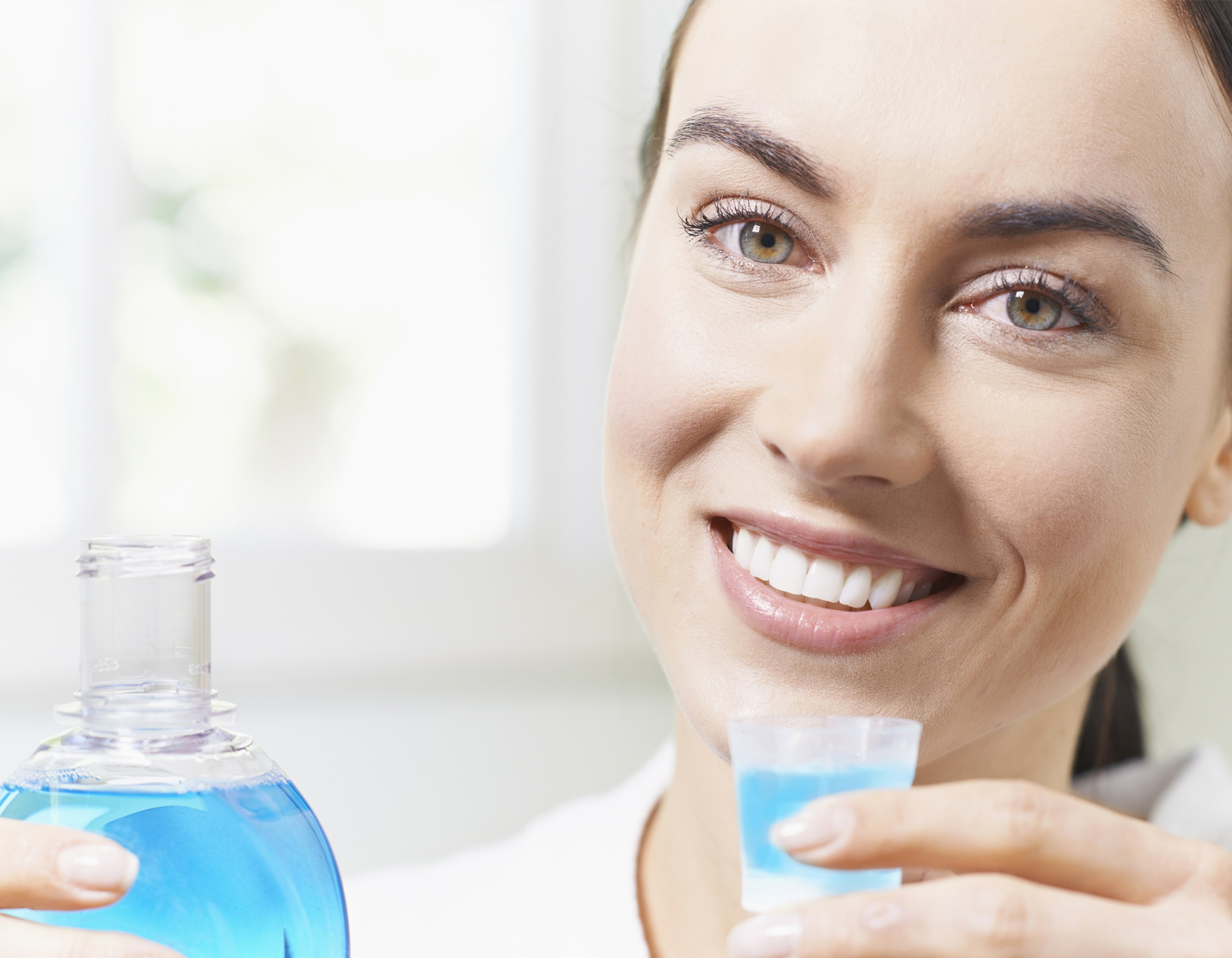 clean-your-teeth-with-mouthwash
